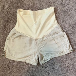 Woman’s maternity tan linen shorts